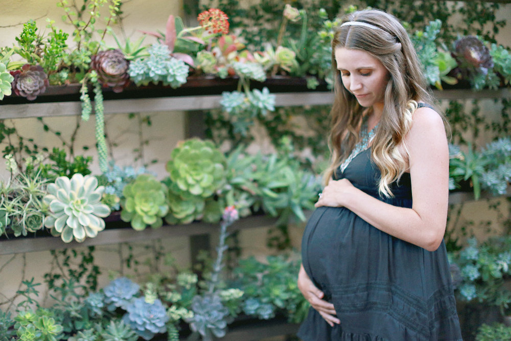 maternity-photos-brookealiceonphotography-succulent-cafe-oceanside-needlesandleaves-net.jpg